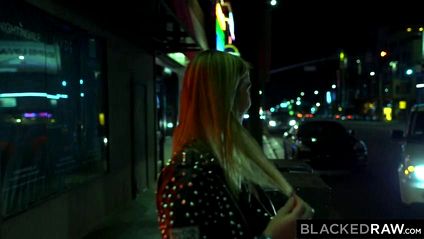 Черный на кухне раком имеет татуированную белую девку и кормит спермой #1