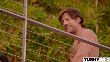 Девица в голубом купальнике ебется со спасателем у бассейна в тугую задницу #1