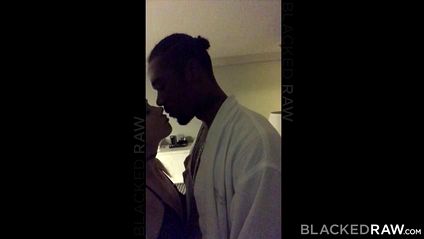 Белая модель полирует горлом черную палку дизайнера перед камерой #3