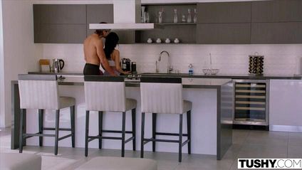 Качок снимает черные шорты перед двумя подругами и классно ебет их в теплые ротики на кухне #1