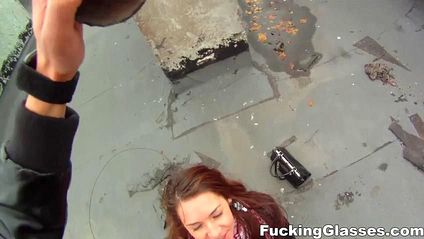 Турист получает в парке от рыжей незнакомки мощный горловой минет #9