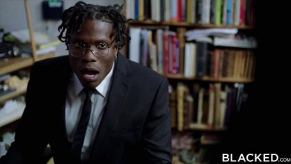 Негр получает удовольствие от минета, а потом занимается страстным сексом с красоткой #2