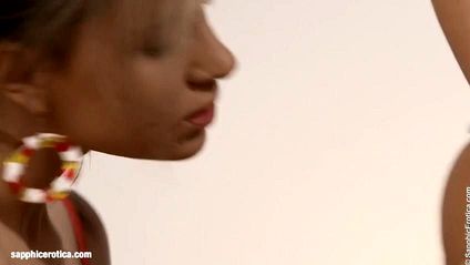 Красотка снимает красное белье и начинает получать куни от загорелой брюнетки #3