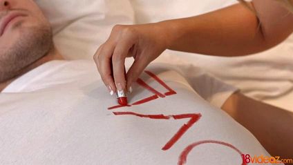 Девушка медленно стянула одеяло со спящего пацана и взяла за щеку его эрегированный болт #1