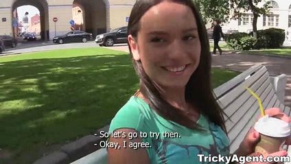 Старый агент в джинсах и синей футболке хочет ебать до спермы ротик актрисы #1