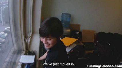 Брюнетка отвлекает геймера от компьютера стриптизом и оральным сексом #3