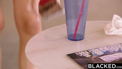 Девушка давится черным хуем риэлтора в серых брюках и хочет его теплой кончи #1