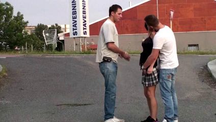 Два пацана на улице за супермаркетом отодрали незнакомку в клетчатой юбке раком #1