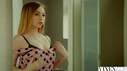 Крепкий коп таранит огромным членом жену шерифа в спальне и кормит ее спермой #1