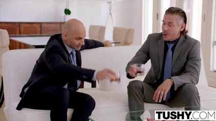 Два зрелых ебаря полируют домработнице в черном белье очко и писю толстыми хуями #1