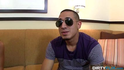 Красивая девка с большими дойками отсосала член на кастинге #1