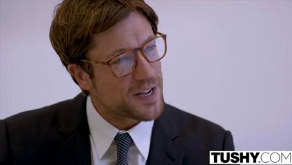 Зрелую худышку оттрахали сразу в два ствола #1