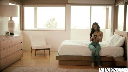 Домработница с большии дойками сосет толстый член #1