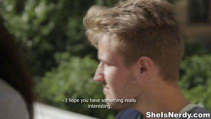 Худышка в очках согласилась залезть сверху на член незнакомца #1