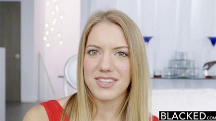 Соседка в красном платье обработала язычком черный пенис #2