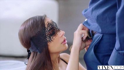 Девушка с завязанными глазами делает минет и наслаждается нежным сексом #3