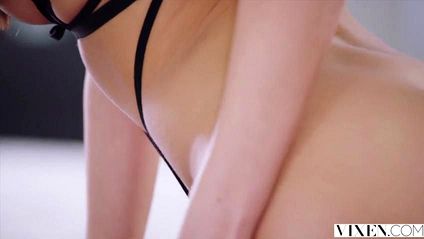 Девушка с завязанными глазами делает минет и наслаждается нежным сексом #5