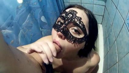 Девушка отсасывает стояк своего парня в ванной и глотает его белую жидкость #5