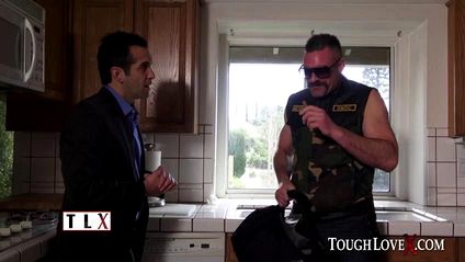 Брутальный мужик уложил цыпочку на диван и довел ее до бурного оргазма #4