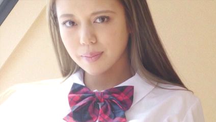 Сексуальная девушка устраивается удобно на диване, чтобы дрочить клитор #1