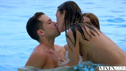 Лесбиянки решили заняться сексом с парнем и он легко удовлетворил их похоть #3