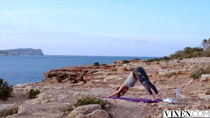 Брюнетка встала раком, чтобы принять в себя толстый член своего приятеля #1