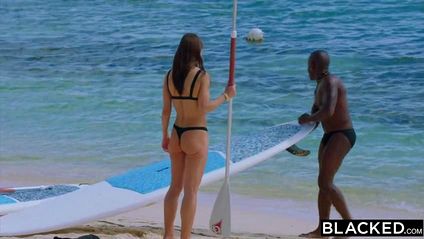 Цыпочка берет за щеку шоколадный ствол, а после впускает огромный член в вагину #2