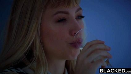 Девушка с закрытыми глазами сосет член и стонет от удовольствия, когда черный ствол оказывается в письке #1