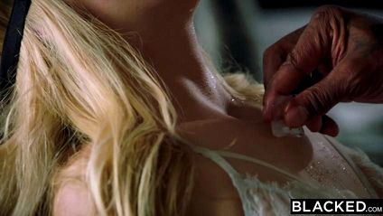 Девушка с закрытыми глазами сосет член и стонет от удовольствия, когда черный ствол оказывается в письке #5