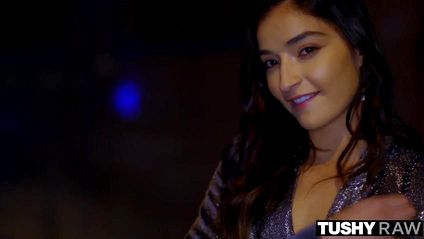 После страстного секса брюнетка берет ствол за щеку и сосет его #1