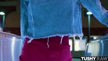 Брюнетка впускает в мокрую киску член приятеля и стонет от удовольствия #1