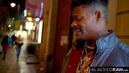 Шоколадный ствол пришелся по вкусу красотке и она трахнулась с негром #1