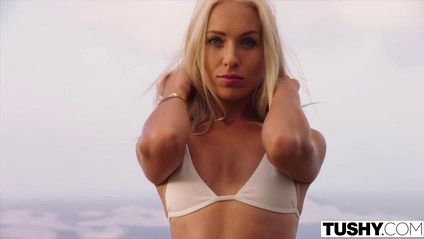 Романтический ужин красивой пары закончился жестким сексом на пляже #1