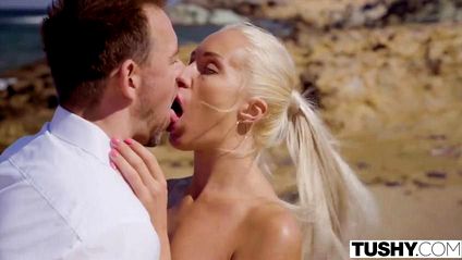 Романтический ужин красивой пары закончился жестким сексом на пляже #5