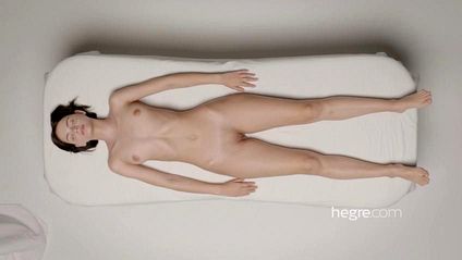 Темнокожий парень эротичным массажем доставляет удовольствие девушке и она кончает #1