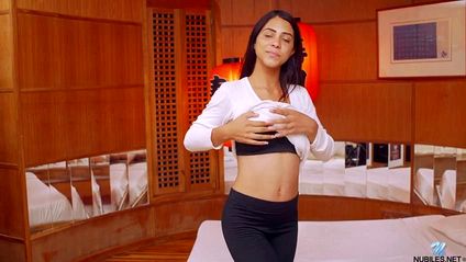 Красотка с экзотической внешностью нежно мастурбирует на большой кровати #1