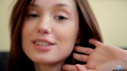 Студентка задрала полосатое платье и подрочила писюлю #3