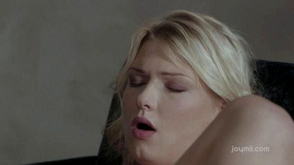 Блондинка сует лучшей подруге в промежность синий самотык #5