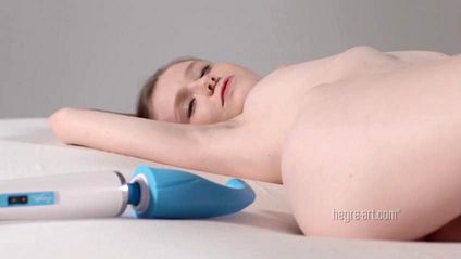 Большой вибратор доводит худую шалаву до легкого сквирта #9