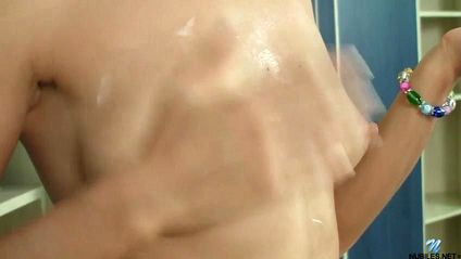 Красавица на столе гладит пальчиками нежную мокрую писечку #4