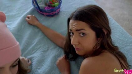 Лесбиянки устроили эротичные игры и довели себя до оргазма