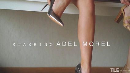 Длинноногая красотка дрочит свой клитор и кончает #1