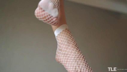 Длинноногая красотка дрочит свой клитор и кончает #2