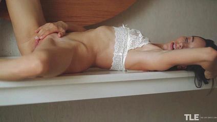 Длинноногая красотка дрочит свой клитор и кончает #4