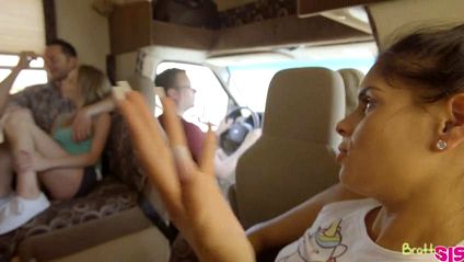 Парень устраивает секс втроем с очаровательными девушками #3