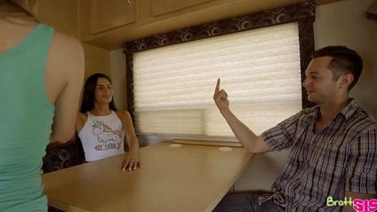 Парень устраивает секс втроем с очаровательными девушками #4