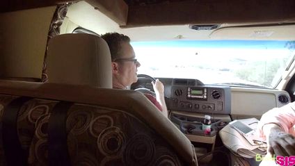 Парень устраивает секс втроем с очаровательными девушками #8